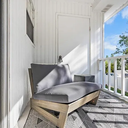 Fido Friendly Condo Sun And Fun Walk To Dt Free Parking
